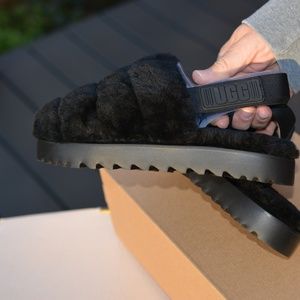 UGG W SUPER FLUFF BLACK CLOSED TOE SLIPPERS Size 6